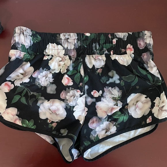 NWOT Victoria's Secret Black Floral Sports Bra - Picture 6 of 6